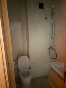 Salle d'eau de l'appartement 4 pièces à louer à Attécoubé, Cité ADDOHA avec douche, WC et meuble vasque en bois
