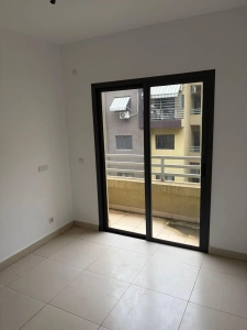Pièce de l'appartement 4 pièces à louer à Attécoubé, Cité ADDOHA avec porte-fenêtre donnant sur le balcon