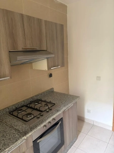 Cuisine de l'appartement 4 pièces à louer à Attécoubé, Cité ADDOHA avec plaque de cuisson, four et plan de travail en granit