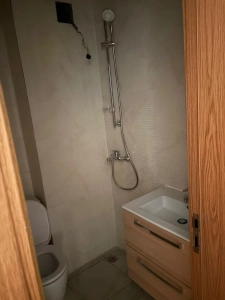 Salle de bain de l'appartement 4 pièces à louer à Attécoubé, Cité ADDOHA, douche, lavabo et WC