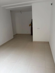 Grand séjour lumineux de l'appartement 4 pièces à louer à Attécoubé, Cité ADDOHA au carrelage clair