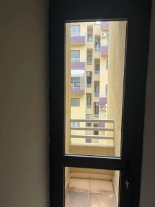 Fenêtre de l'appartement 4 pièces à louer à Attécoubé, Cité ADDOHA avec vue sur les immeubles de la cité ADDOHA