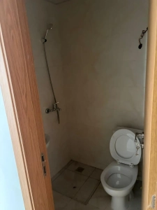 WC et douche de la seconde salle d'eau de l'appartement 4 pièces à louer à Attécoubé, Cité ADDOHA