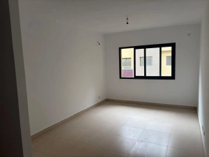 Chambre de l'appartement 4 pièces à louer à Attécoubé, Cité ADDOHA avec fenêtre et sol carrelé