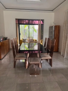 Salle à manger de la villa à louer à Bingerville, vue sur la table et le buffet