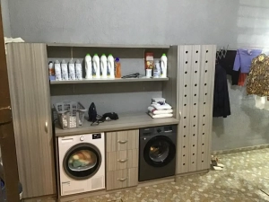 Buanderie de la villa à louer à Bingerville avec lave-linge, sèche-linge et rangements