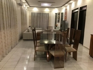 Salon et salle à manger en enfilade dans la villa à louer à Bingerville