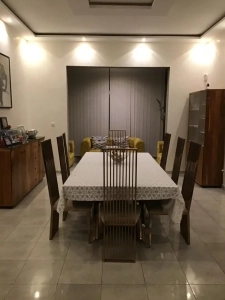 Salle à manger de la villa à louer à Bingerville avec grande table et buffet en bois