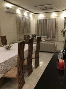 Salon et salle à manger de la villa à louer à Bingerville avec plafond à spots lumineux