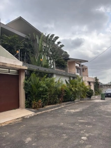 Façade de la villa à louer à Bingerville et rue de la cité résidentielle