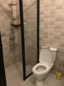 Salle d'eau de la villa à louer à Bingerville avec douche vitrée et WC