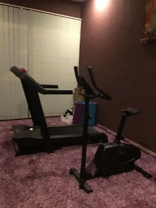Salle de sport équipée d'un tapis de course et d'un vélo dans la villa à louer à Bingerville